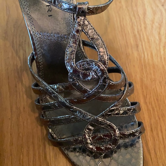 Tahari silver strapped sandal heel. Size 7.5 - Picture 4 of 4